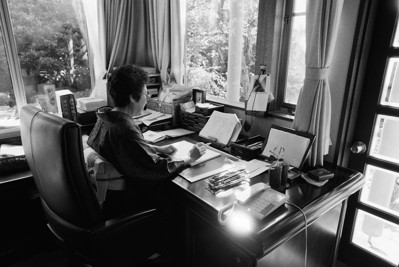 書斎で机に向かう佐藤さん。