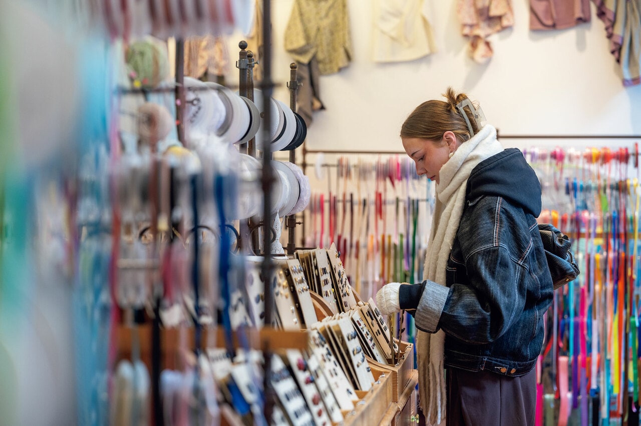 マレのショッピングストリート、フラン・ブルジョワ沿いの中庭の奥にあり、静かに買い物を楽しめる。