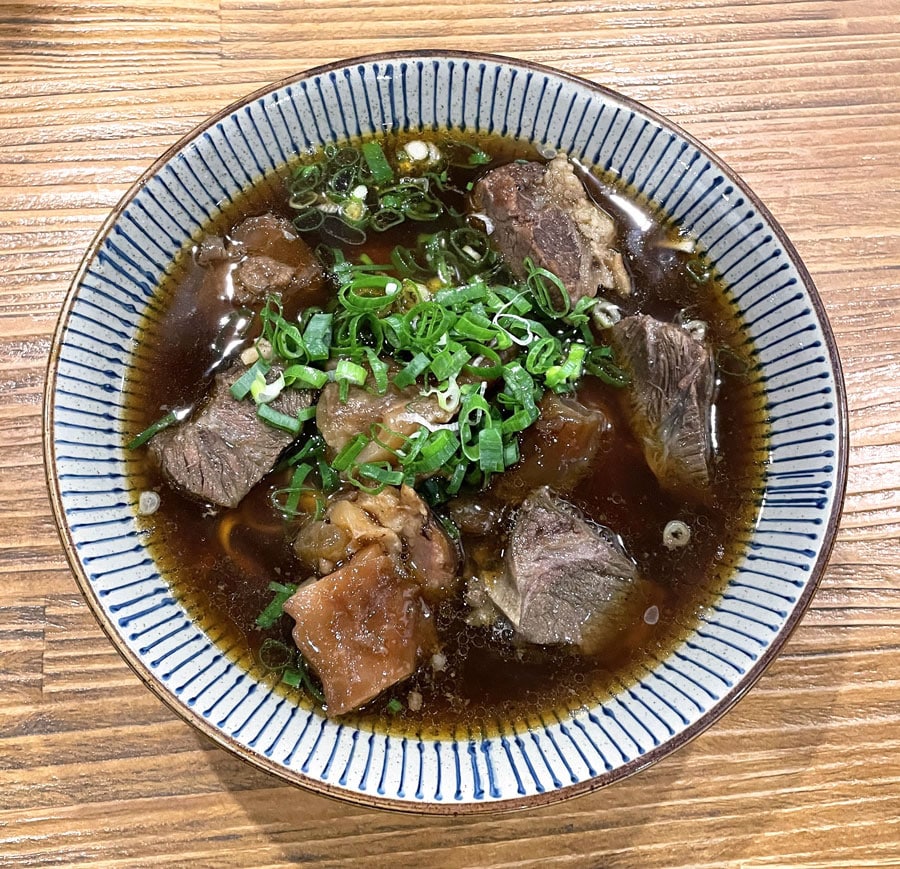 「紅燒半筋半肉麵（牛筋＆牛ほほ肉入り醤油風味牛肉スープ）」。醤油ベースのスープは牛肉麺の定番の味。「THE牛肉麺」を味わうのにぴったり。