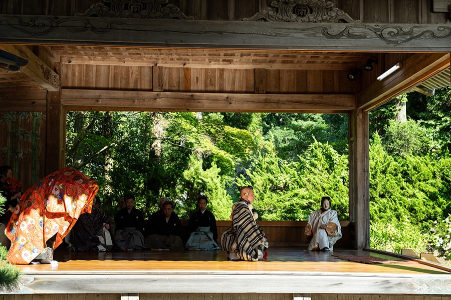 能の演目の多くは、「平家物語」「今昔物語」「源氏物語」など、古典を題材とし、現実と夢が交差してストーリーが展開されていきます。