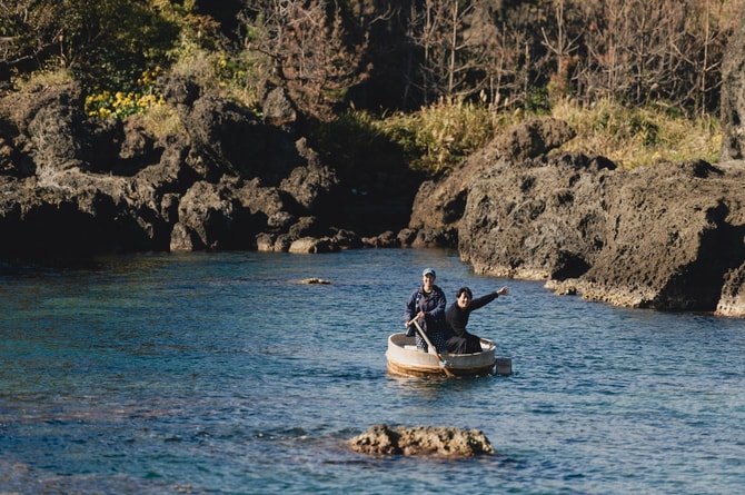 海側から間近に地形を見ることができるのも、浅瀬まで入れるはんぎりならでは。