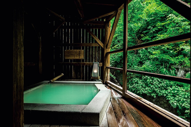 創業以来、滾々と湧き続ける自家源泉。4つある温泉のうち「せせらぎの湯 蔵王石風呂」には、蔵王の天然石を使用した露天石風呂や足湯、内風呂がある。