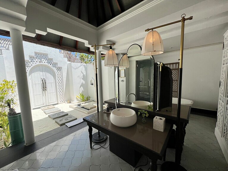 手前に更衣スペース、シャワー、トイレと、フラワーバスなどに使うバスタブがある。