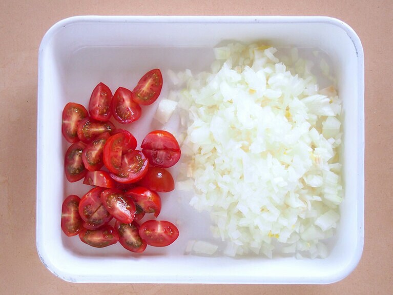 （1）玉ねぎはみじん切り、ミニトマトは四つ割りにします。