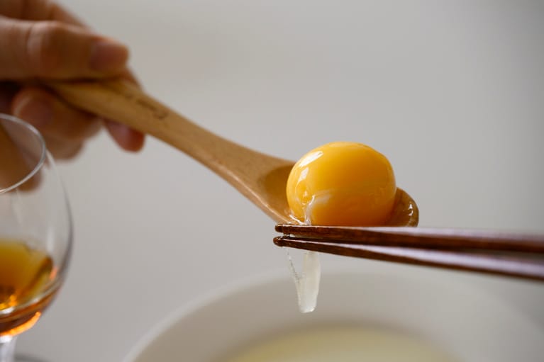 黄身を傷つけないよう気をつけながらカラザを取り除いて。