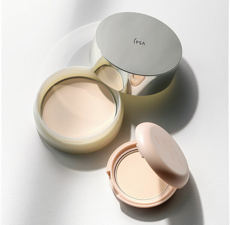 左：肌あれを防止するだけでなく、美白有効成分4MSKも配合された頼れるスキンケアパウダー。キメ細かい美肌に仕上がる。スキンケアパウダー パフ付 ［医薬部外品］25g 5,000円／イプサ　右：肌あれ防止ミネラルパウダー、月見草オイル、アロエエキスなどを配合。くすみや毛穴はふんわりカバーしてくれる優秀パウダー。フェイスエディション(パウダー) 1,900円／エテュセ