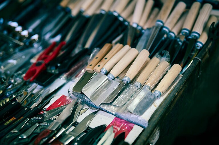 栗の皮を剥く小刀はすべて店主の手作り。