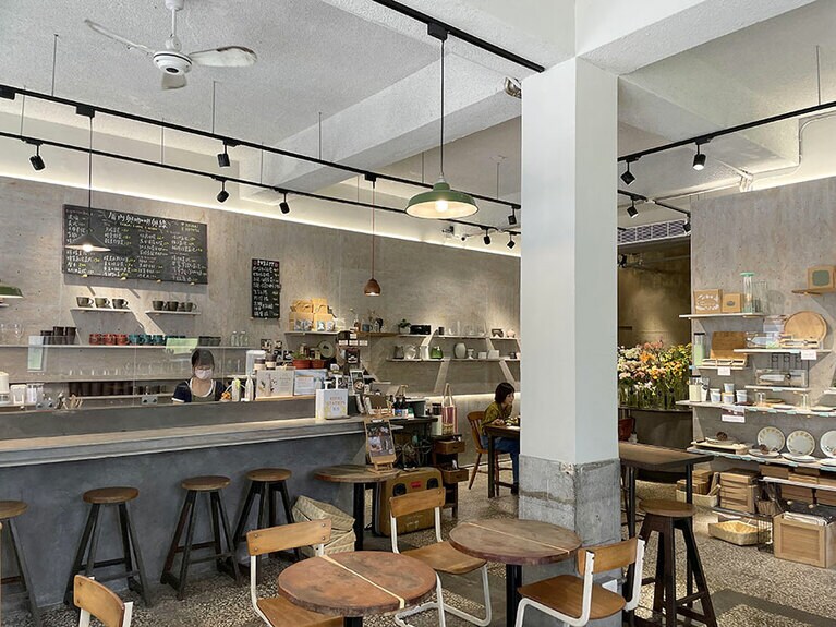 築50年ほどの家屋なので、店内は天井が高く、居心地のいい造りとなっています。