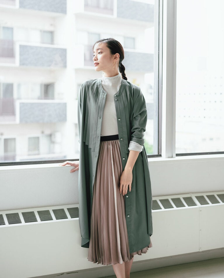 羽織ったワンピース 39,600円／JUN OKAMOTO(JUN OKAMOTO DAIKANYAMA)、ニット 31,900円／トランジット パーサッチ(トランジット パーサッチ 青山店)、スカート 35,200円／ソブ(フィルム)、ピアス 15,400円／1DKジュエリーワークス(ドレスアンレーヴ)、リング 29,700円／ノジェス