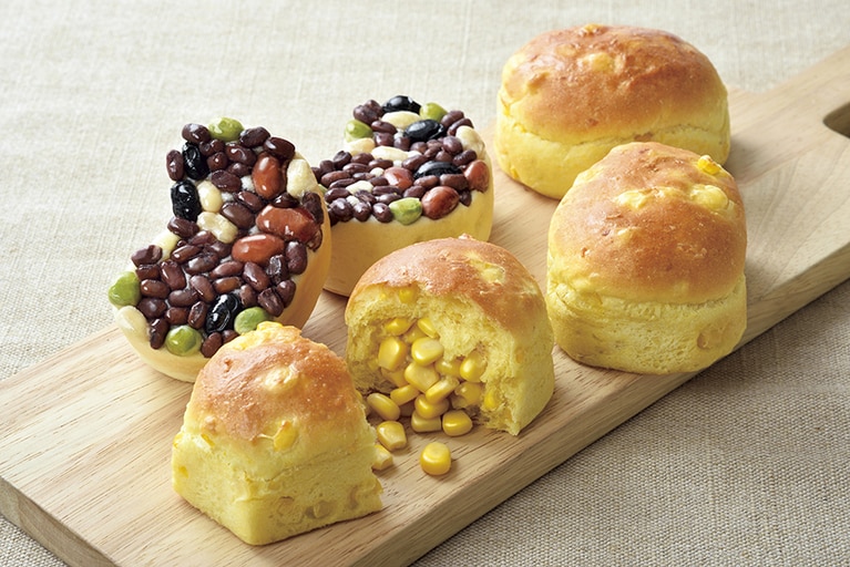びえいのコーンパン、びえいのまめパン 各1,500円（5個入り）。