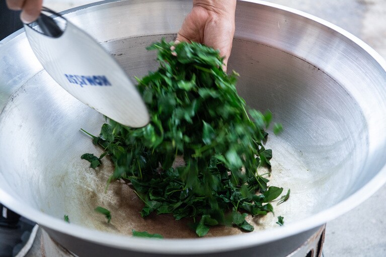 昔ながらの釜煎り製法を体験させてもらった。まずは蒸した茶葉を釜煎り。