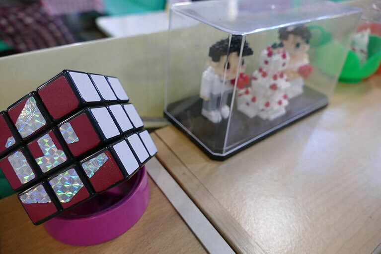 「丘」ロゴ入りルービックキューブも。