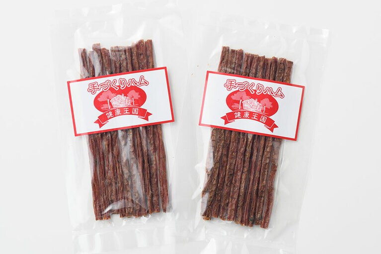 【岡山県】健康王国の「スティックサラミ」各300円(25g)。