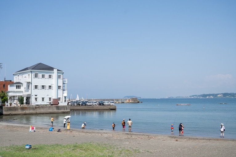 鐙摺バス停から見える、白い建物の裏手が朝市の会場。