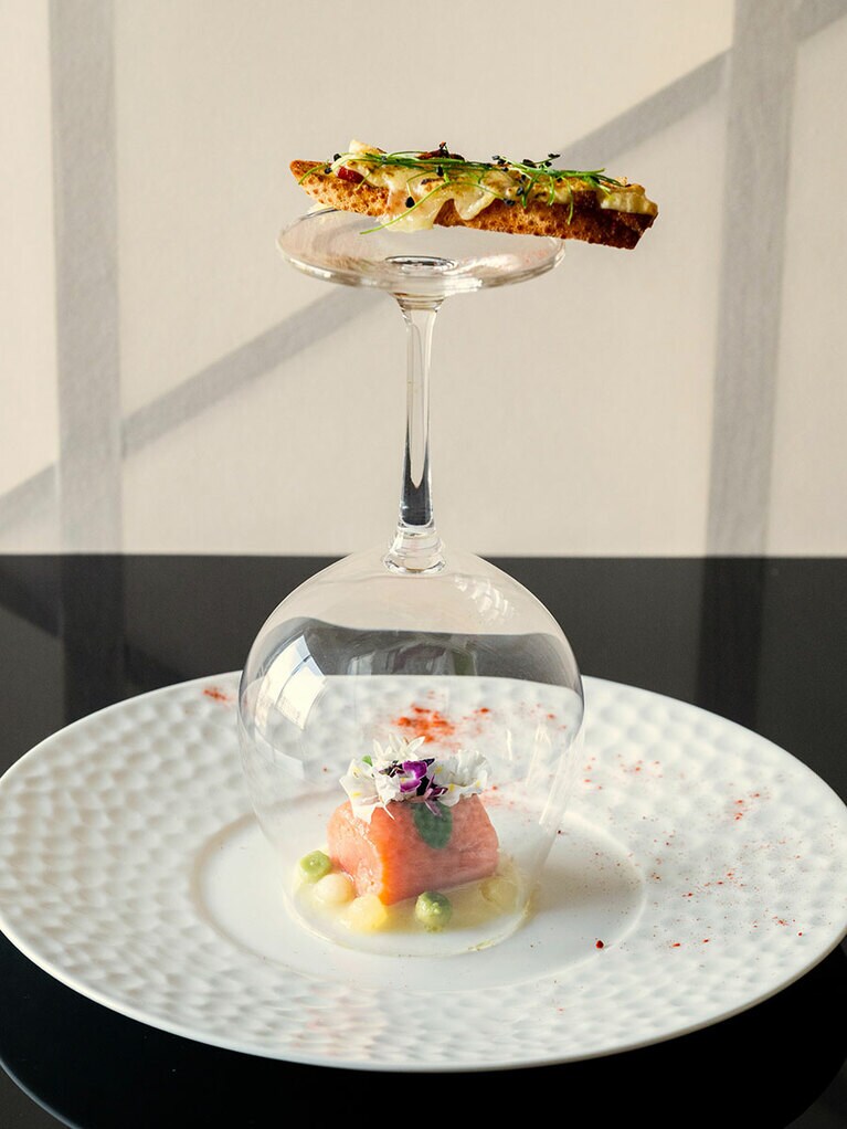 シャレーアイビーヒラフのレストラン「スノーキャッスル」では、地元の美味を遊び心溢れるスタイルで提供。こちらは「サーモンのコンフィ ライム風味」。倉島乳業のチーズなどをのせたバゲットとともに。