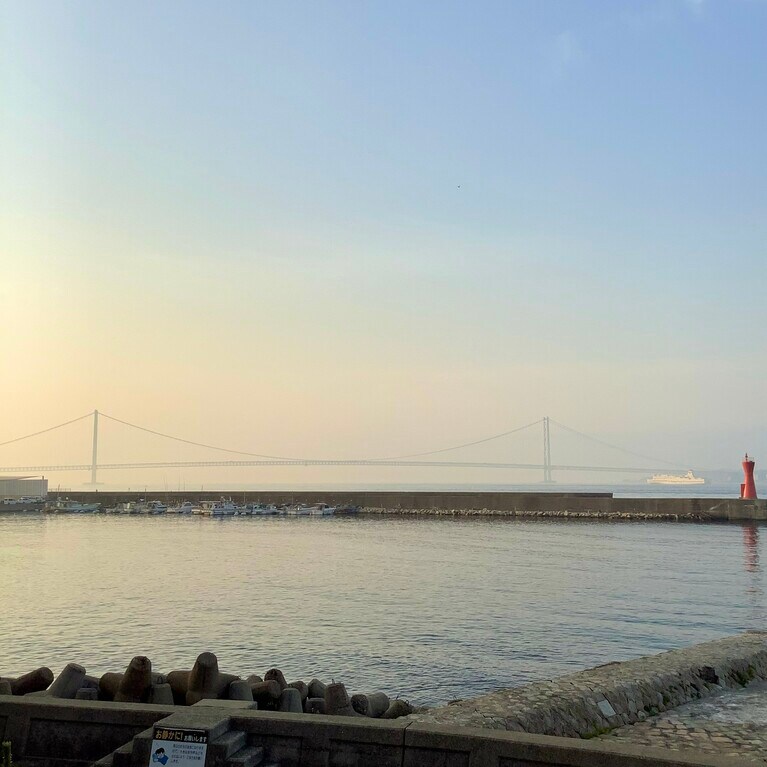 明石の海より、明石海峡大橋をのぞむ。