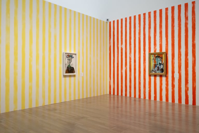 「ピカソ meets ポール・スミス 遊び心の冒険へ」 国立新美術館 2026年 展示風景。
