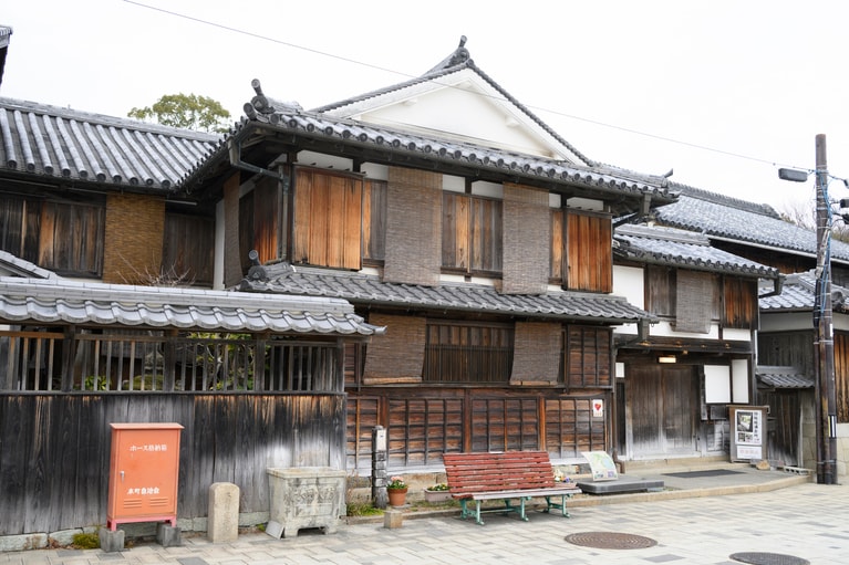 「旧坂越浦会所」。かつての赤穂藩の栄華に思いを馳せる。