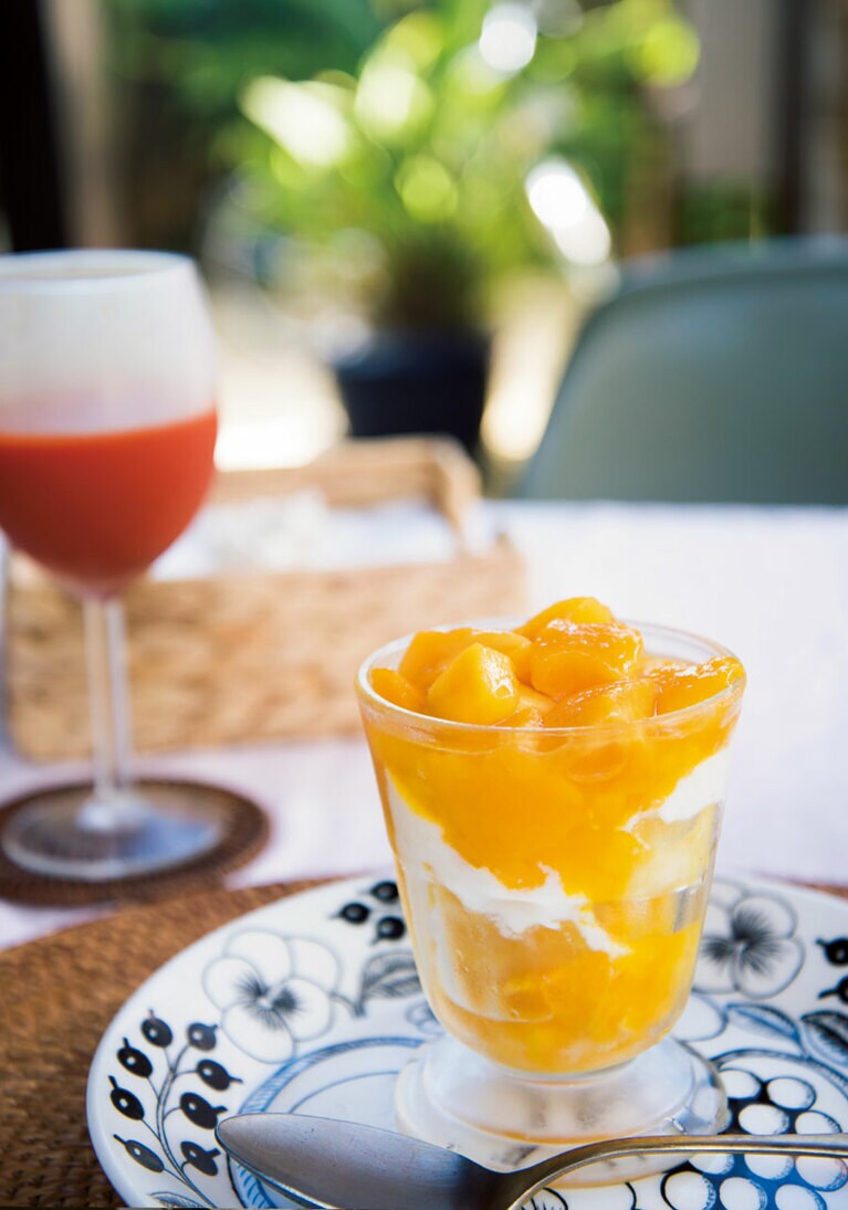 季節のフルーツをふんだんに使ったメニューは沖縄テイストたっぷり。天気のいい日にはテラスで朝ごはんを。夜ごはんは地産地消にこだわったコース料理(1日2組限定、完全予約制)。