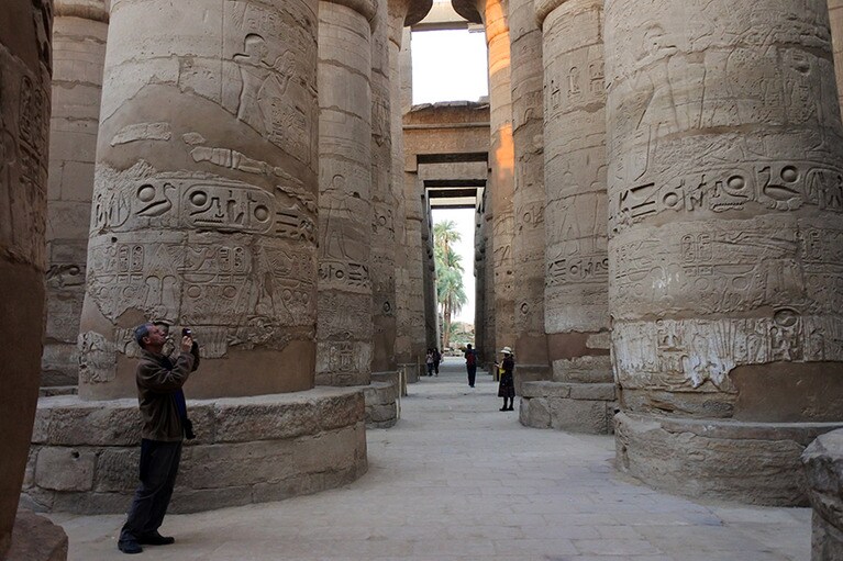 大列柱室の石柱は見ているコチラが圧倒される迫力。