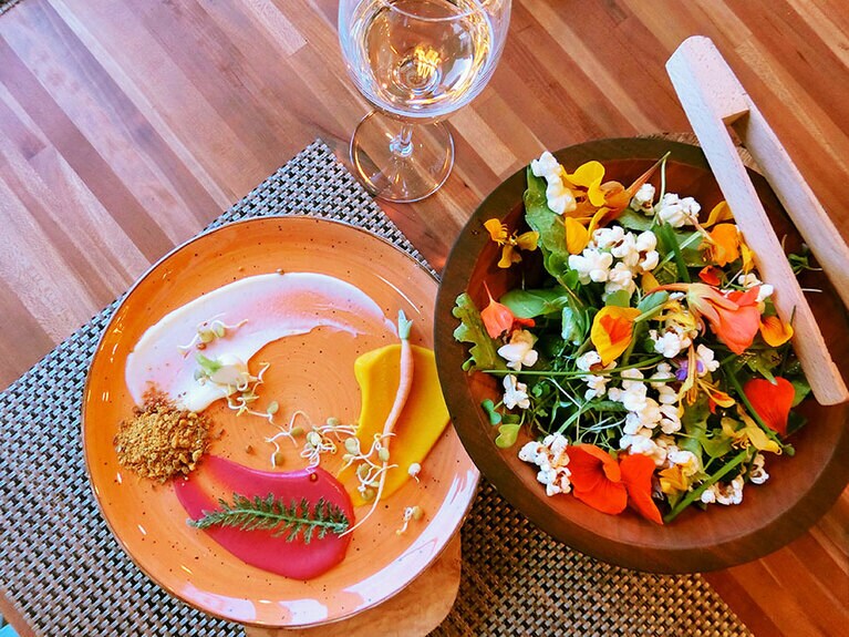 ピューレはビーツ、にんじん、かぶの3種類。採れたての野菜と一緒に食べる。