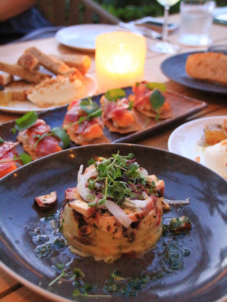 手前は、タコとポテト、オリーブ、セロリのイタリアンサラダ。中央の細長いプレートは、マグロとパン、きゅうり、トマト、ケイパーのサラダ。