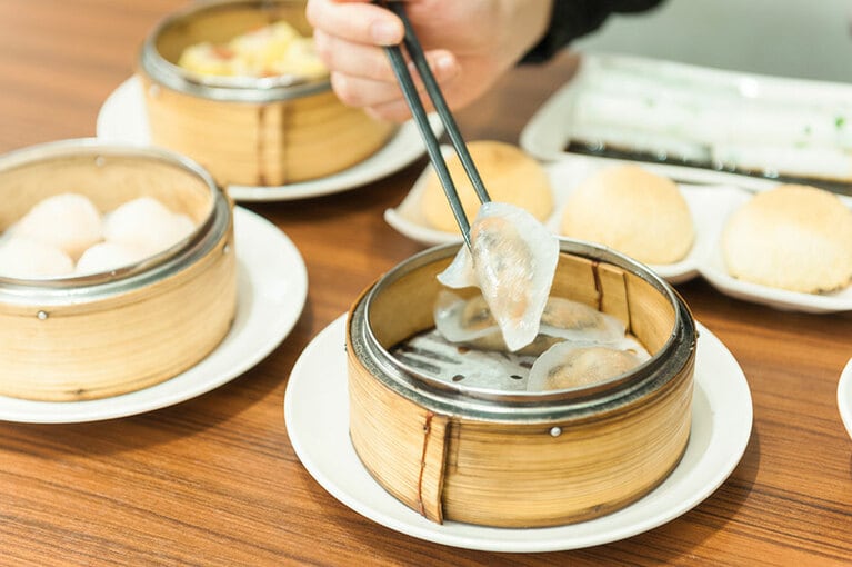 「7種野菜の蒸し餃子」の具材は、人参、きくらげ、タケノコ、マッシュルーム、ふくろ茸、セロリ、インゲンと盛りだくさん。