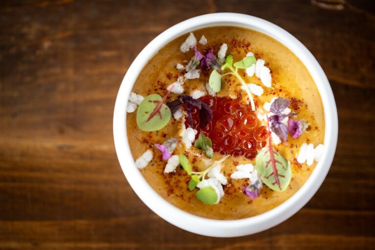 「毛蟹 バターナッツ」。バターナッツカボチャのピュレに、蟹の身と蟹味噌を合わせ、蟹の出汁が入ったアメリケーヌのエスプーマと重ねて。