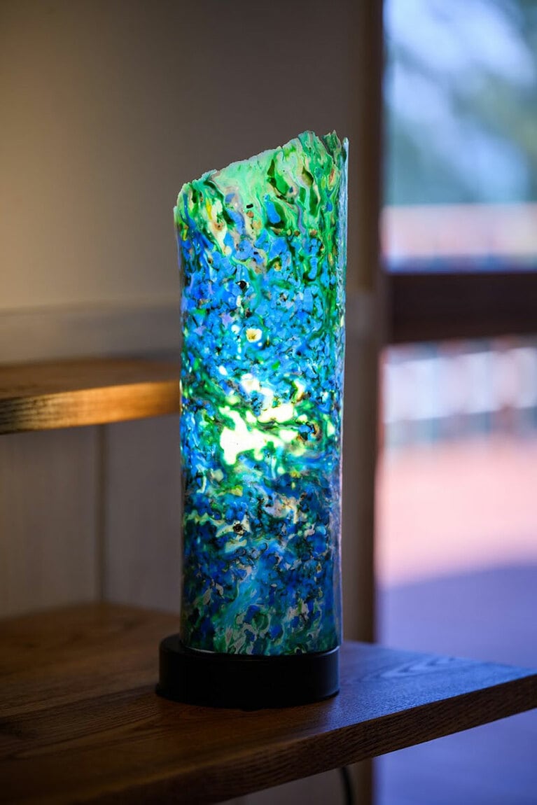 ブルーとグリーンのモザイクが美しいランプシェード。