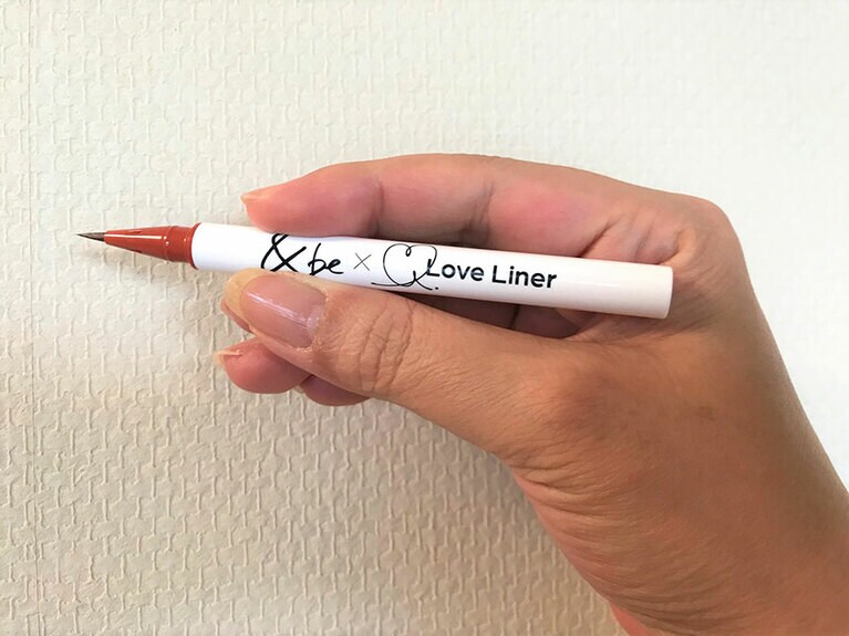 長さ125ミリ、直径9ミリ(プチプラ美調べ)で長すぎず、手にぴたっと収まるからラインを安定して描きやすい。