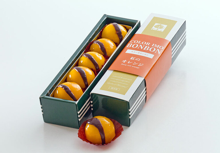 カラー芋ボンボン　紅のオレンジ5個入850円(他に王者のキャラメル5個入 780円、エレガント紫5個入 800円、王者のショコラ5個入 850円、エレガントローズ5個入 900円がある)／南風農菓舎