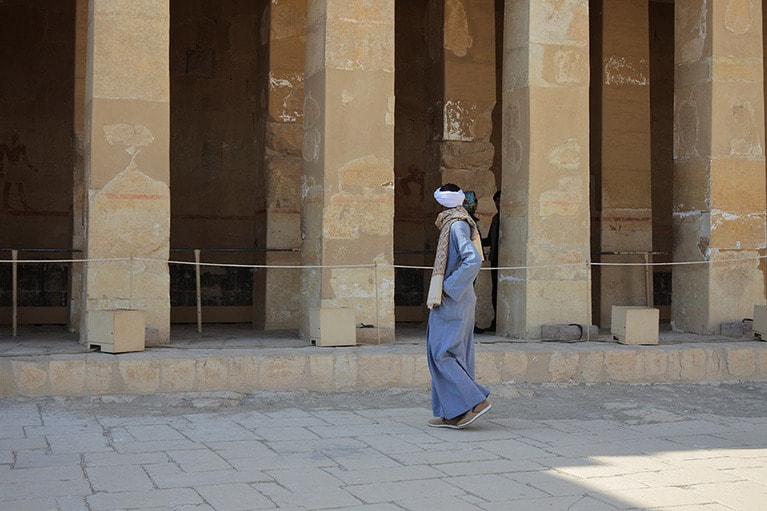 連続する石柱がシャープな印象。3,500年前の建築デザインなのに新鮮。