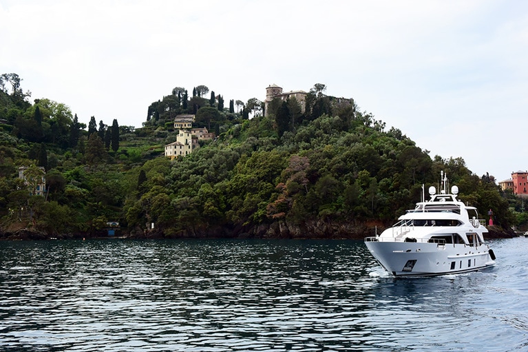 ポルトフィーノからサンタ・マルゲリータ・リグーレへ向かう途上、緑の斜面には豪邸が。