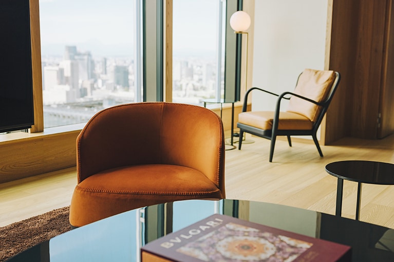 リビングルームには、ブルガリの歴史を物語るアートブックが備えられている。