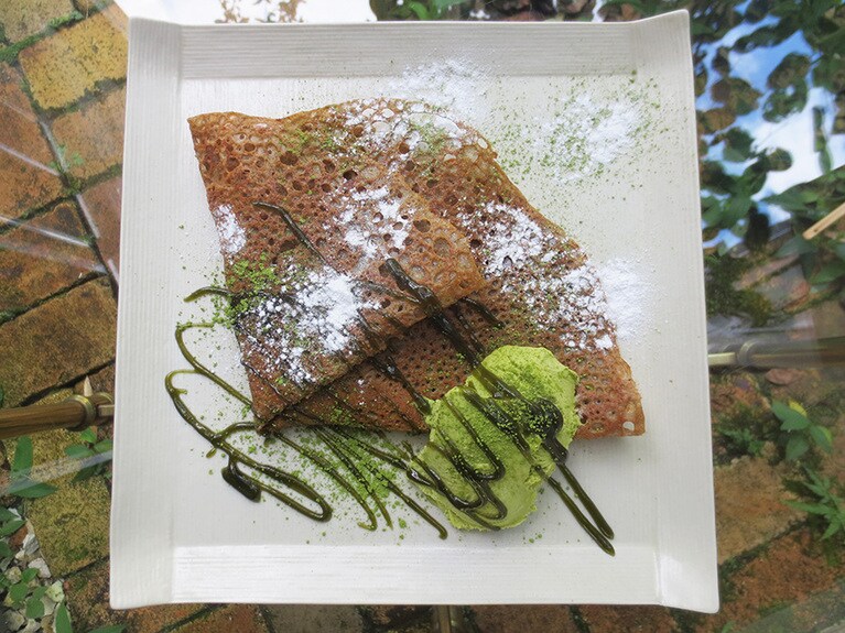 「篠山産自家製小豆のガレット」650円。プラス100円で、抹茶ジェラート添えに。