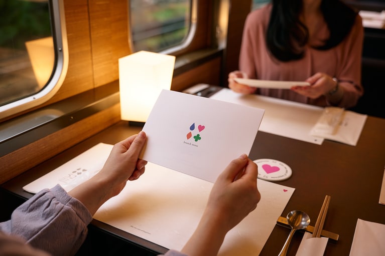 「52席の至福」乗車風景　西武鉄道提供