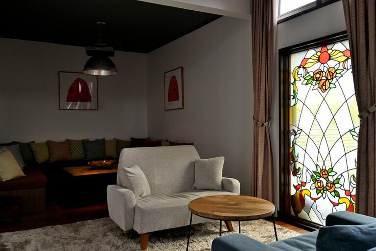 レトロでいてモダンなステンドグラス、田部井さんの愛した世界の民芸品など、画一的なホテルにはない調度品がロッジの魅力を引き立てる。