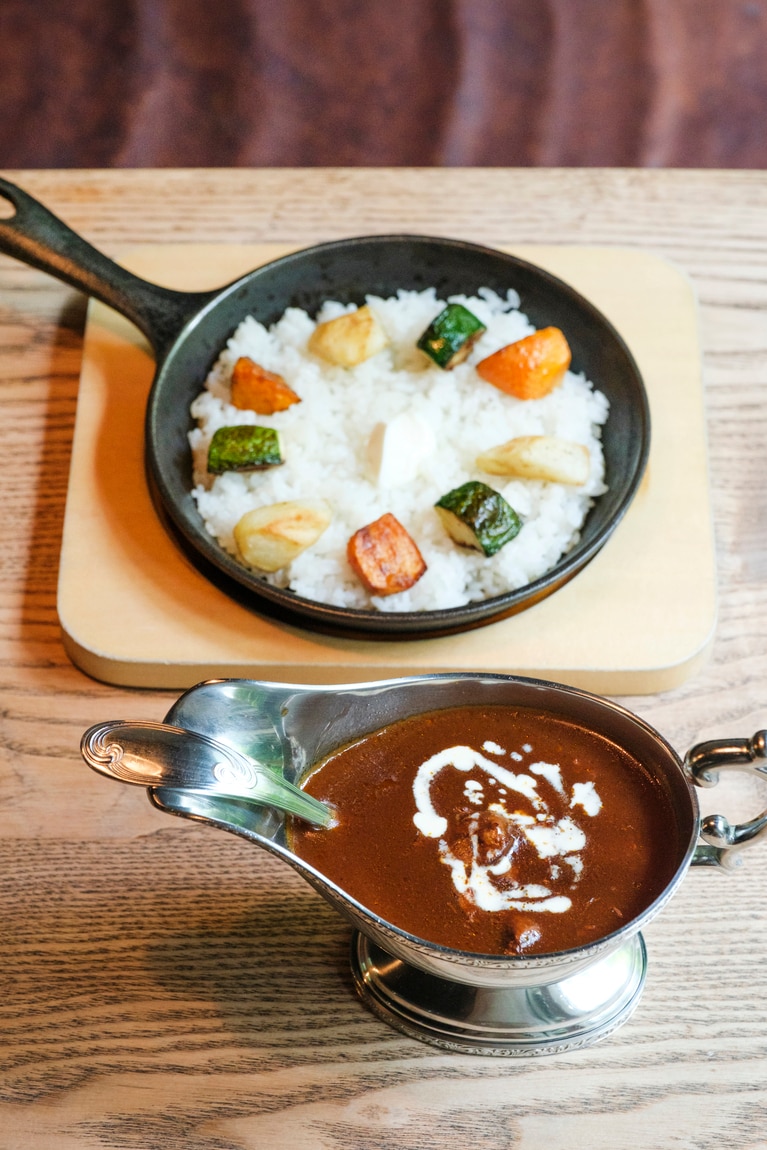 ビーフシチューライス＋ホットティーのセットは1,700円。ケーキが選べる＋デザートのセットは2,100円。仕込みに手間暇をかけるため、前日までに要予約を。