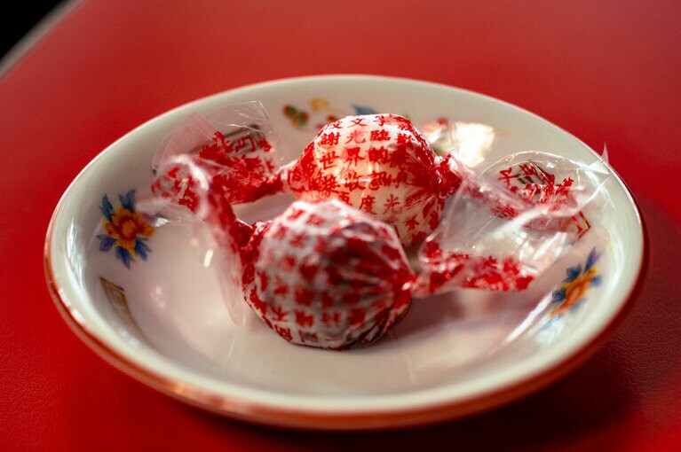 「食後のキャンディーアイスも好きです」。ココナッツ味とチョコ味が無料でサービスされる。