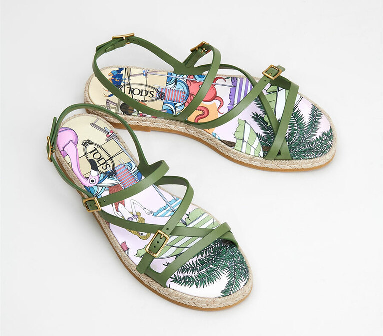 サンダル H2cm 83,600円。