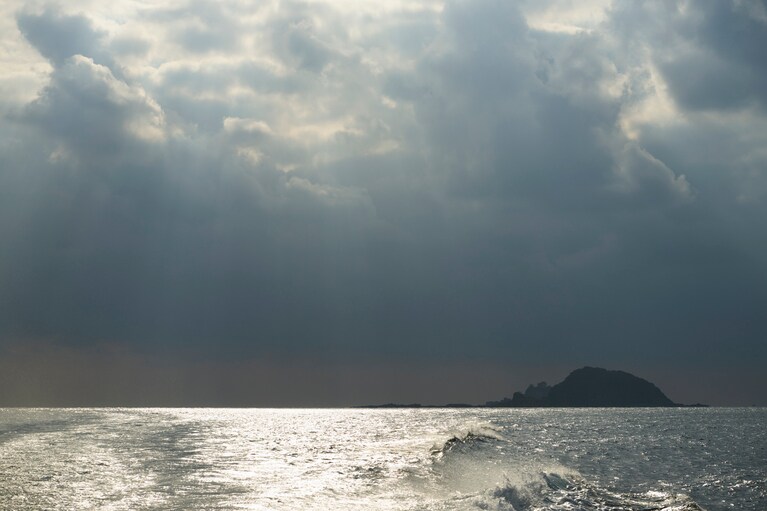 さっきまで晴れていた周辺は突然、曇ってきた。上陸できて幸運だった。