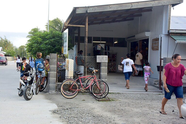 よろず屋は朝6時でも、バゲットを仕入れる島民で賑わう。