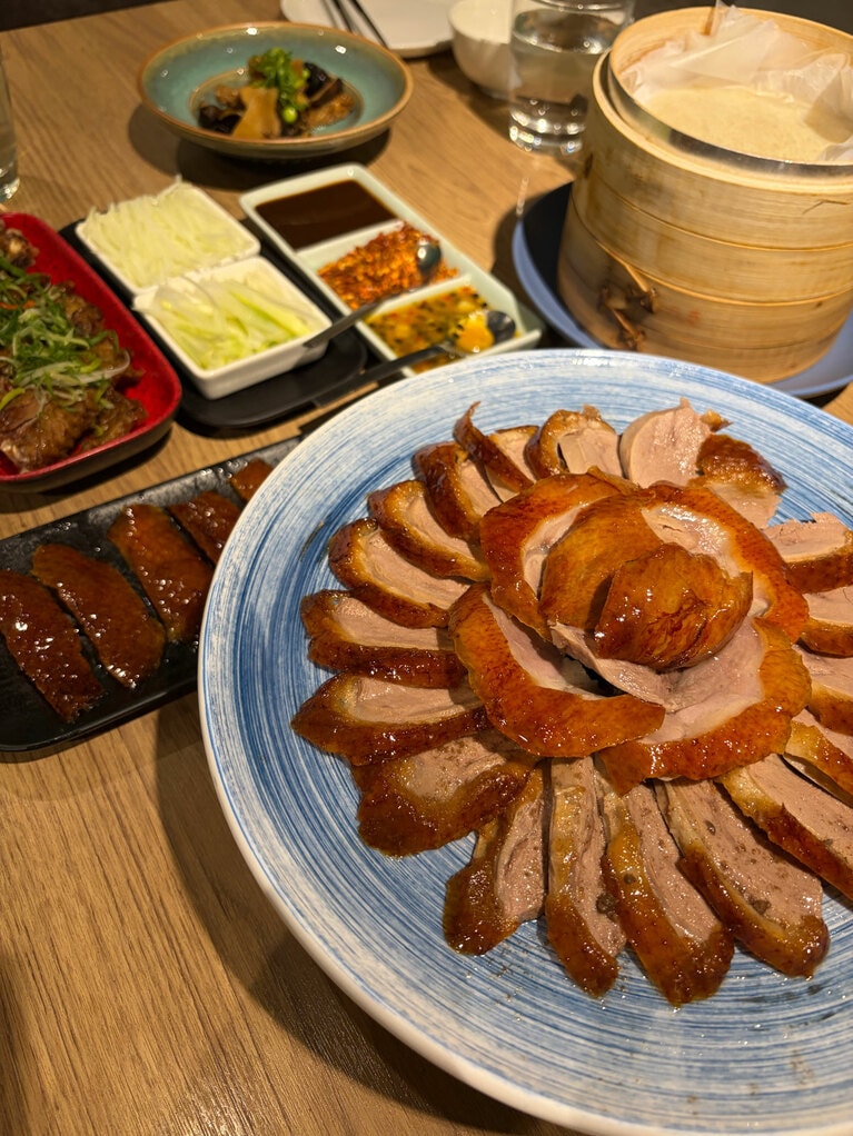 美しく盛り付けられたダック。クレープ生地や好みのソースと合わせていただきます。