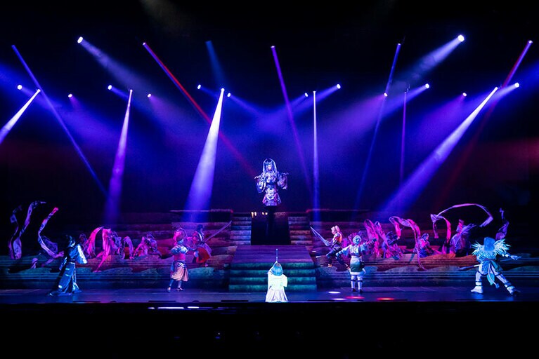 俳優が手にした布による古典的な演技が戦いの場面を盛り上げる　©SQUARE ENIX／『新作歌舞伎 ファイナルファンタジーⅩ』製作委員会