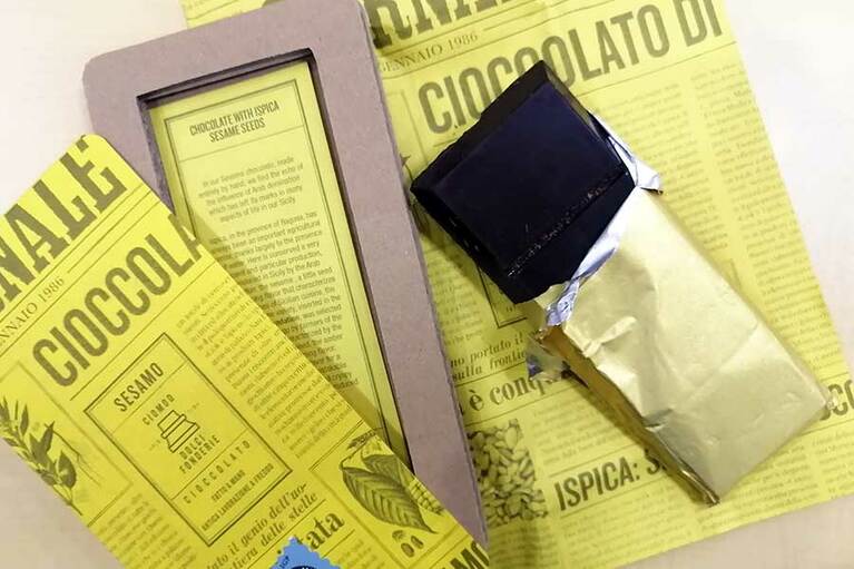 こちらは“チョコレート”と“モード”を組み合わせた「CIOMOD(チョモド)」というブランドの白ごまチョコレート。女心をくすぐるオシャレな包み！