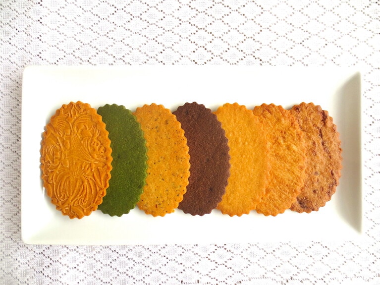 クッキー7種類。左からバター（ウイリアム・モリス柄のMCCのシンボルクッキー）、抹茶、アールグレイ、ココア、レモン、メープル、黒糖。それぞれの味が引き立ちます。