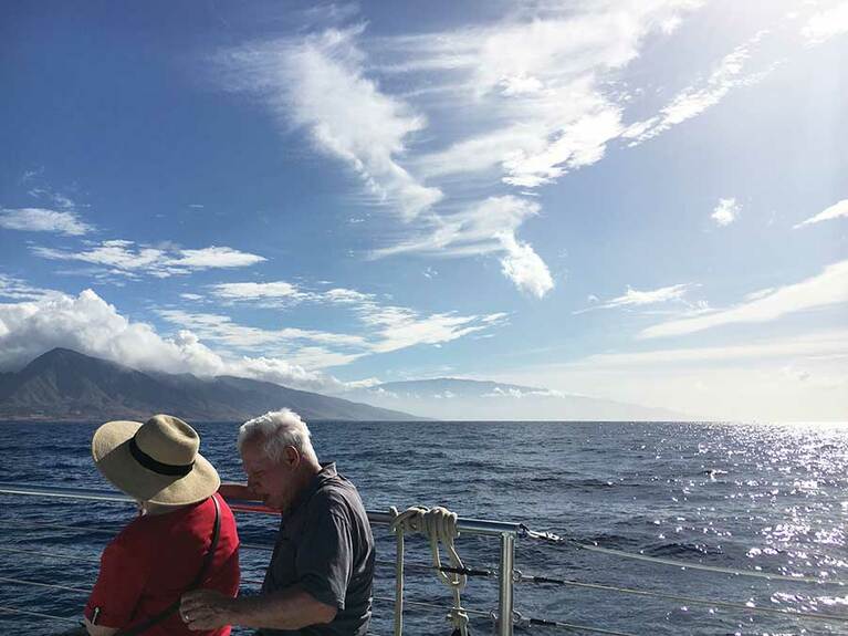 西にはラナイ島、北西にはモロカイ島。ラハイナ港を出航して向かうはホエールウォッチング。どの世代でも楽しめるマウイの冬の風物詩にわくわく！　素敵なご夫婦と一緒に。