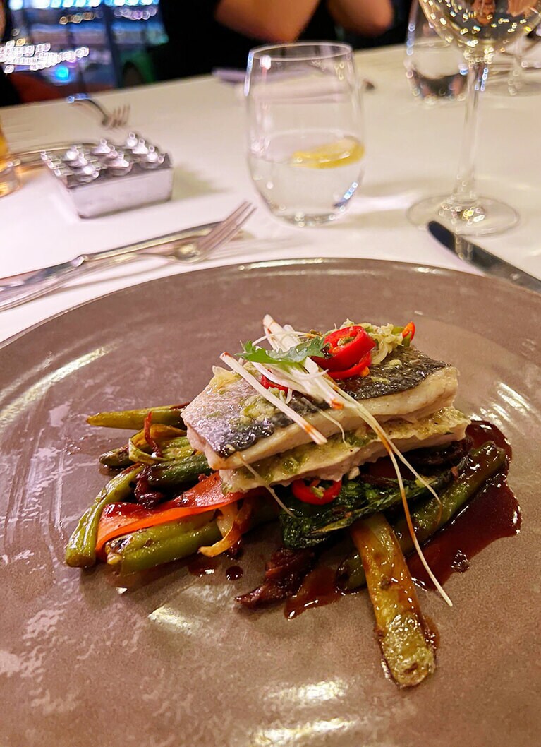 メイン料理のホンコン風シーバス蒸し。白身魚ながら、野菜を下に敷き、ニンニクとチリオイルを使ったソースでボリュームたっぷり。