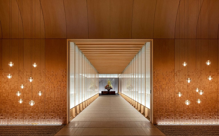 1階エントランスからアライバルロビーに向かう通路は障子のようなデザインとなっている。和紙を通して柔らかな光が届き、洗練された雰囲気ながらも心が落ち着く。