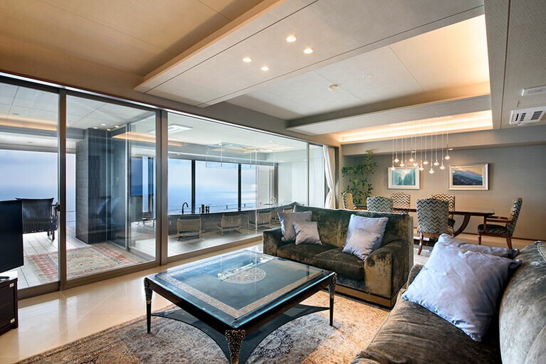 カウンタースタイルのプライベートキッチンのオーシャンビューペントハウス「月の道」。